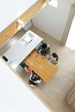 前の家ではハーフ吹き抜けだったが、より開放感を味わえるようにと大きさも高さも拡大。1階と2階のつながりも実感できるようになった