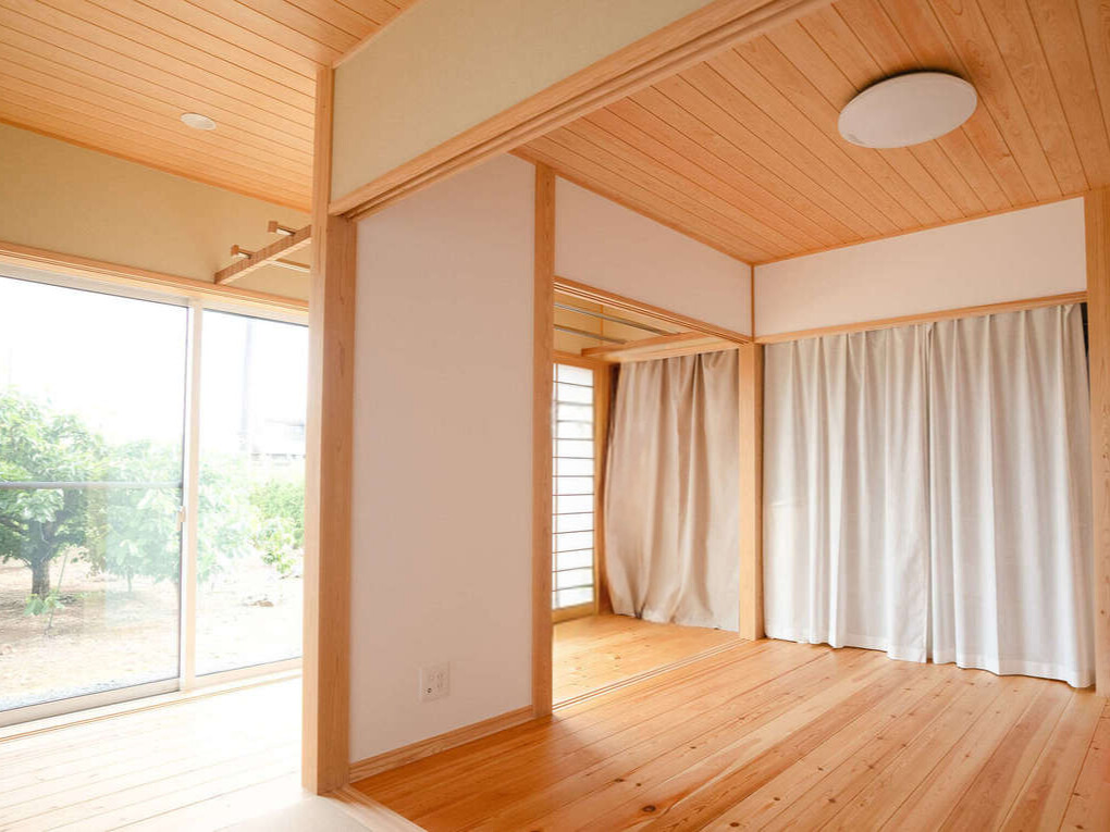 瀧口建設【和風、自然素材、平屋】寝室にはカーテン付きの収納、室内干し用の板の間、寝転んで過ごせる畳の縁側と、さまざまなスペースが用意されている
