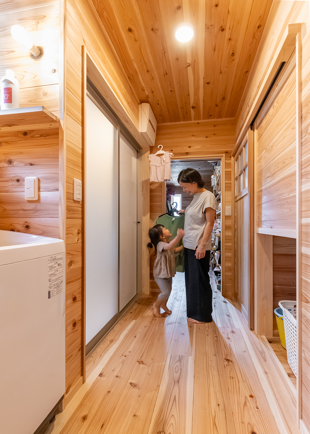 有吉住宅【収納力、自然素材、間取り】室内干しできる洗濯スペースはファミクロとつながり家事ラクな動線