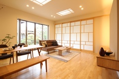 木の温もりを感じる和モダンなデザインが魅力のリビングダイニング。大きな窓から自然光があふれ、明るく開放的な空間を演出している。