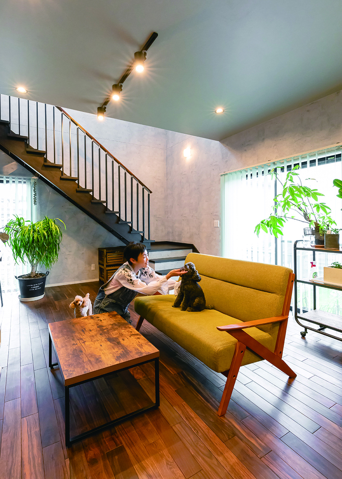 重厚感のある無垢の床に、観葉植物の緑と光が美しい。愛犬も自由に駆け回ることが出来て嬉しそう