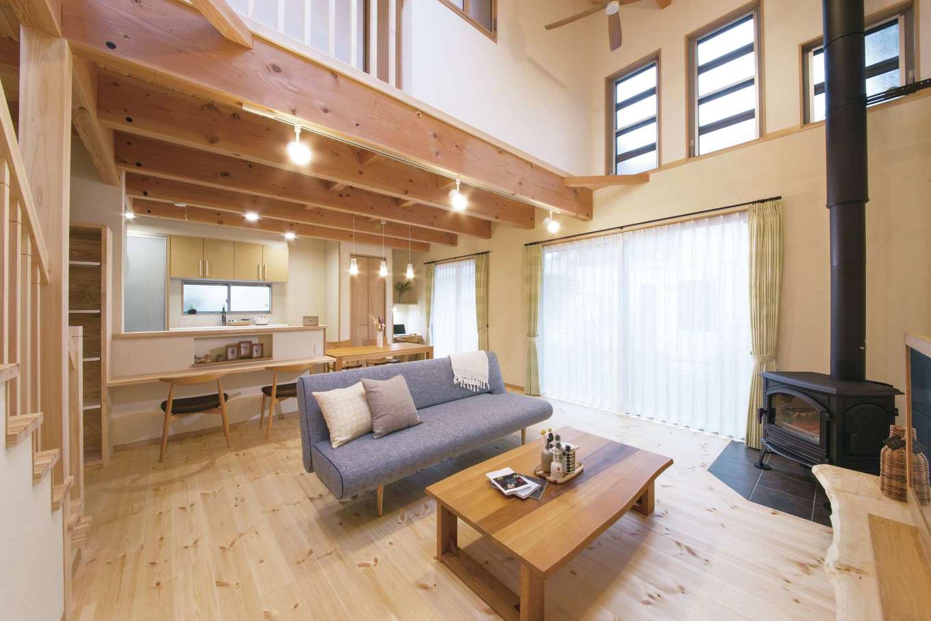 住まいるコーポレーション【デザイン住宅、収納力、自然素材】家族が集うリビング。冬は薪ストーブの暖かさが吹き抜けを通じて家中に行き渡る