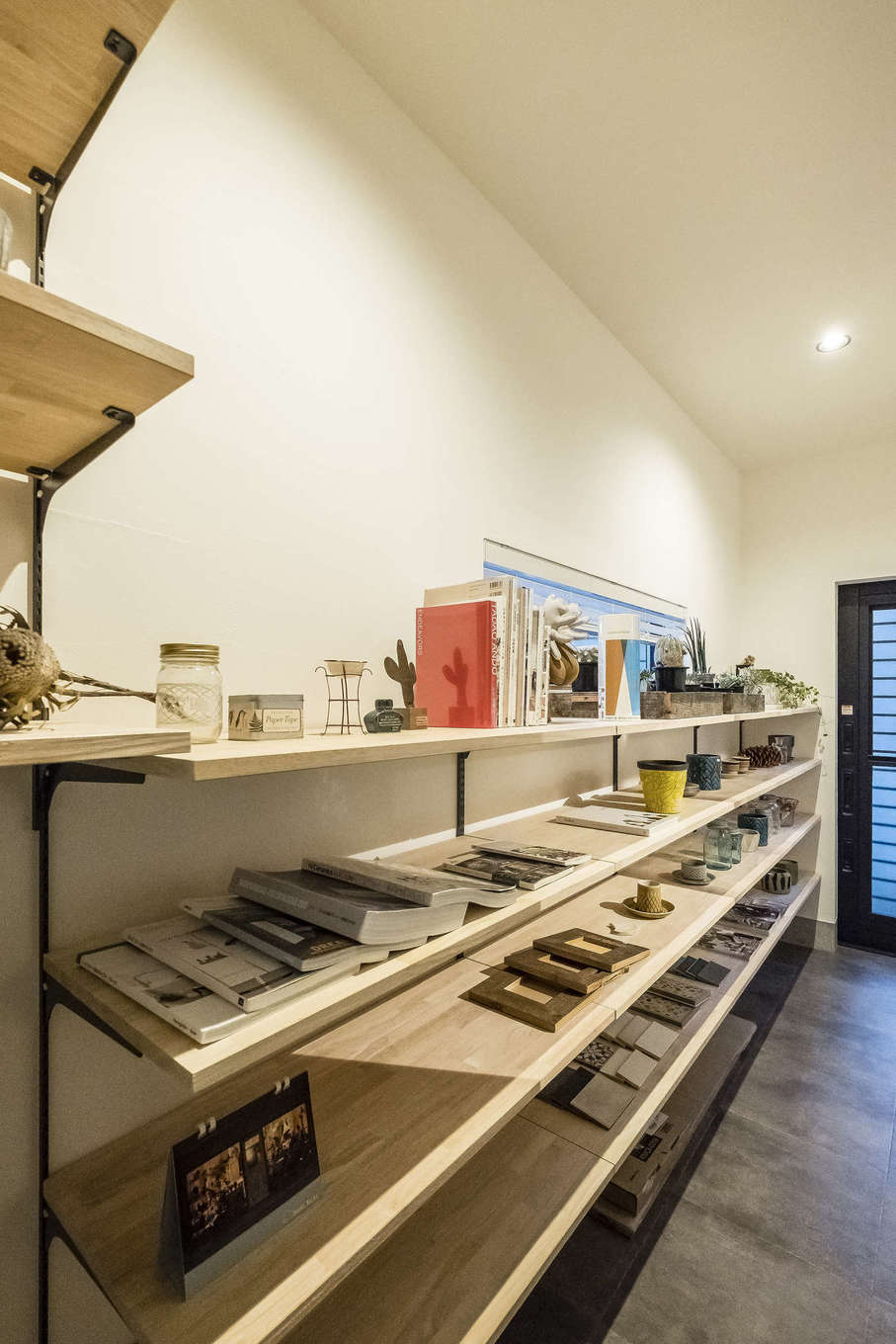 Hands Works（アオイ建築）【デザイン住宅、収納力、自然素材】3.75畳もあるパントリーには、出しやすくてしまいやすい食品棚を造作した。勝手口ともつながり、家事動線もストレスフリー