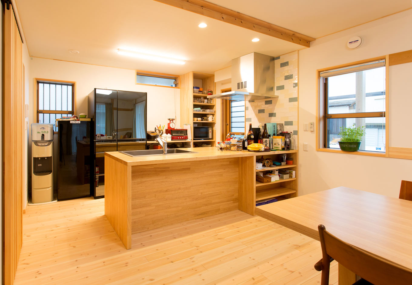 瀧口建設【二世帯住宅、自然素材、省エネ】調理師免許の資格を持つお母さまのこだわりで、オーダーキッチンを採用。職人が丹精込めて作り上げた木のキャビネットにステンレスのシンクを組み合わせ、世界でたった1つのカウンターキッチンが完成した