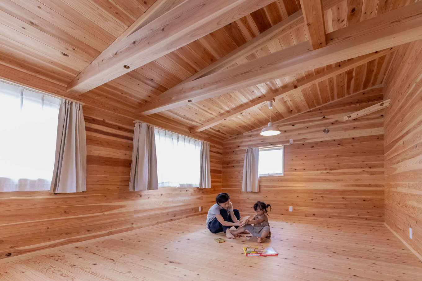 有吉住宅【収納力、自然素材、間取り】屋根の勾配をそのまま活かした2階の子ども室。成長に合わせ、中央に収納を置いて仕切り、6畳ずつの個室にすることもできる