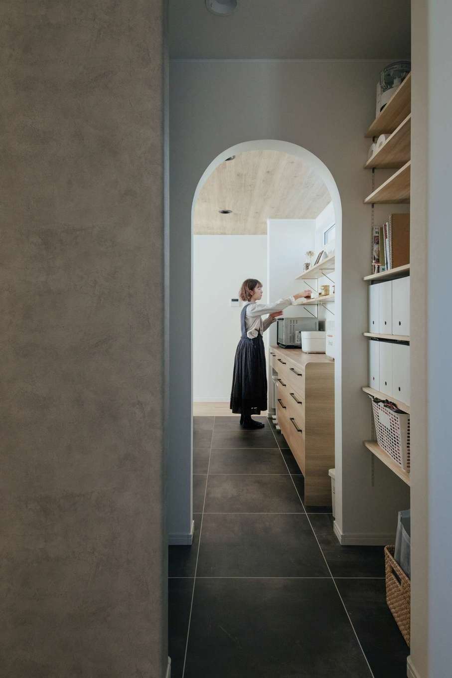 子育て安心住宅 Design Craft Office【デザイン住宅、子育て、間取り】玄関すぐにパントリーと冷蔵庫を配置。周遊性を組み合わせ、共働き夫婦の家事ラクを助ける