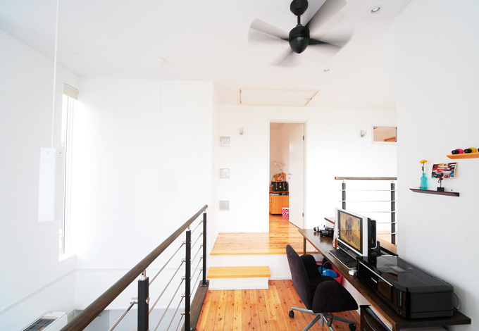 スキップさせることで役割を穏やかに分割。自然な視線の交差も演出する