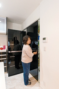 見せたくないものは隠す収納で。大容量の食品庫で、キッチン回りもすっきり