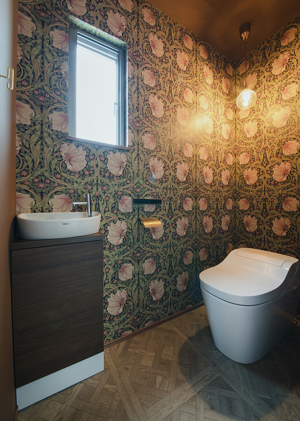 ナイスホーム【デザイン住宅、趣味、間取り】「ウィリアムモリス」のクロスを貼って上品な空間に仕上げた1階のトイレ。フロアタイル、照明のセレクトにもこだわりを感じる