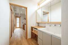 玄関から一直線につながる洗面、ランドリースペース。浴室横に勝手口を設けているので、直接浴室へ行くことも可能