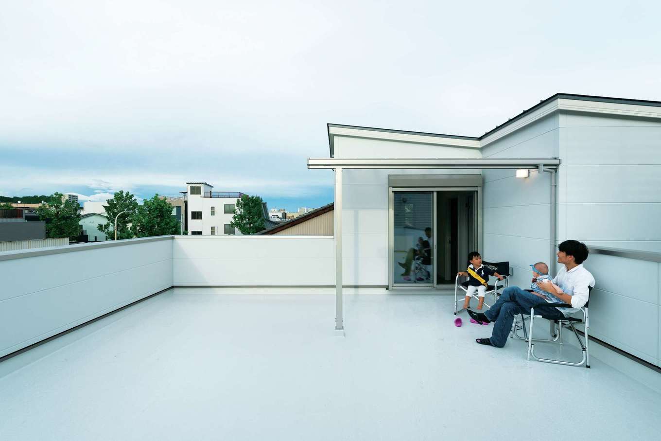 アイワホームサービス【デザイン住宅、屋上バルコニー、ガレージ】広々とした屋上バルコニー。電源も確保してあるので、ホットプレートでのお手軽バーベキューが楽しめる