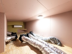 冷房用に設置した小屋裏は８帖以上と、たっぷりしたスペース。広く確保できると、冷房の効率が良くなる。