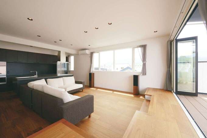 優雅なリゾートライフを演出するシンプルモダンな空間。正月やお盆には大勢の親戚が集まり、ホームパーティを開く。大騒ぎしても1階に音が漏れないことを想定して3階建てにした