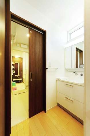 娘２人が成長したときのことを考慮し、洗面台を脱衣室の外に設置した