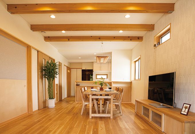 エコハウジング【デザイン住宅、自然素材、省エネ】壁は珪藻土の上に漆喰を塗り、調湿効果はもちろん触っても白くならない配慮を