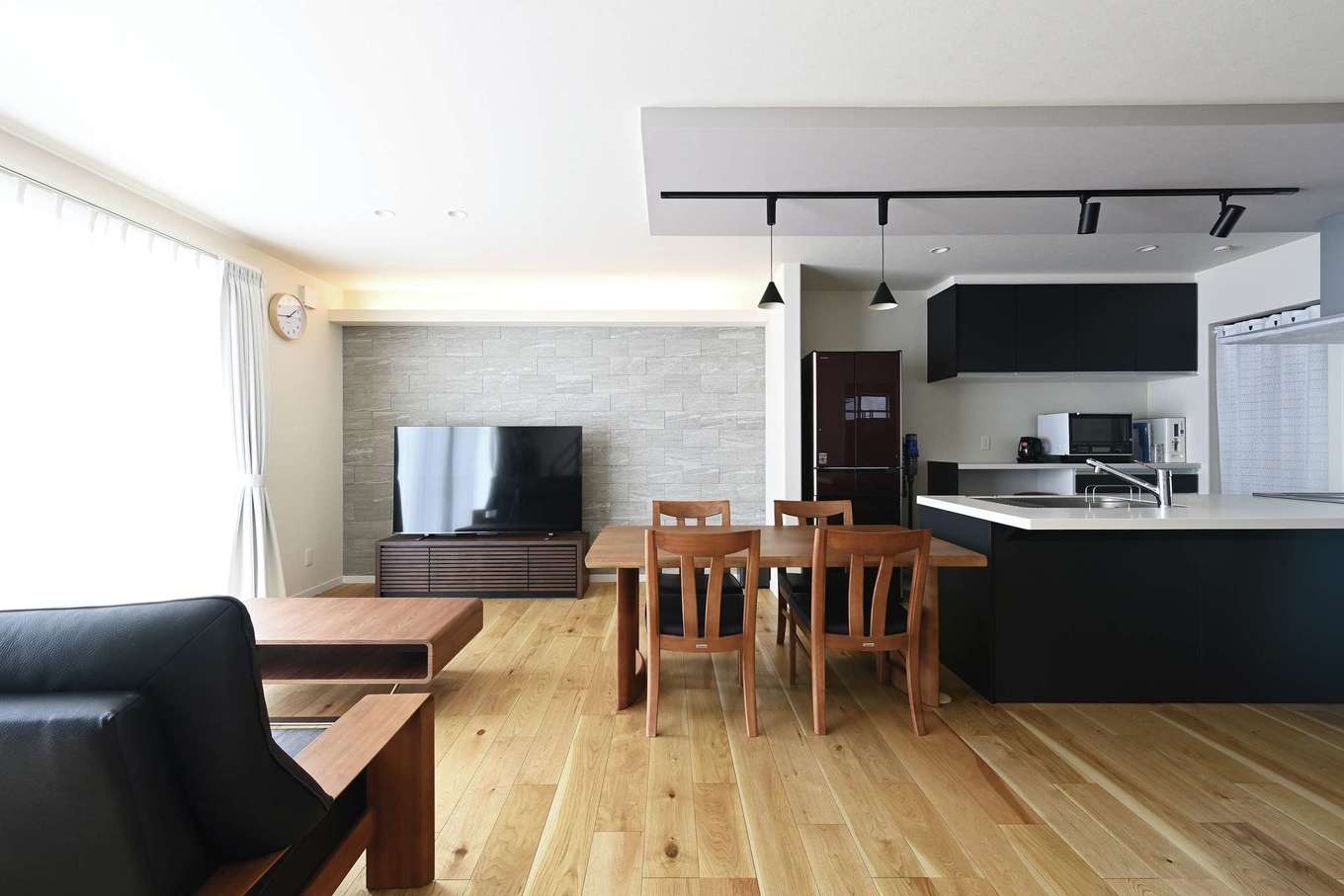 Yamaguchi Design 掛川店（アイフルホーム 掛川店）【デザイン住宅、子育て、間取り】リビングはエコカラットのアクセントウォールと間接照明により、上質な空間を演出。間接照明は特別なときしか使わないという人もいるが、「我が家では出番が多いですね。夜に間接照明を付けてお酒を飲むのが気に入っています」とご主人