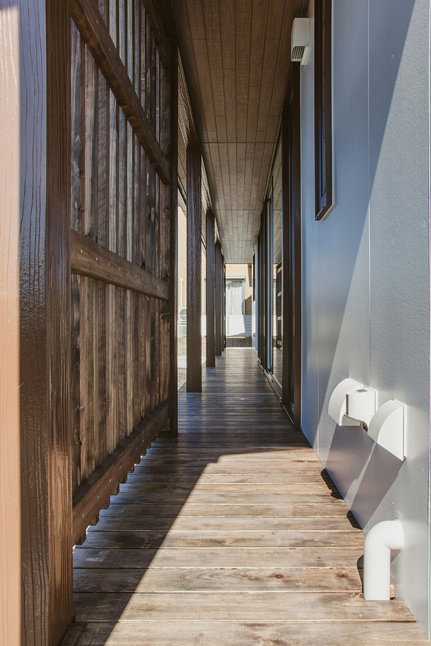 1階の待合室に面した広縁。天気のいい日は家族みんなが足を投げ出して座り、のんびり日向ぼっこを楽しめる