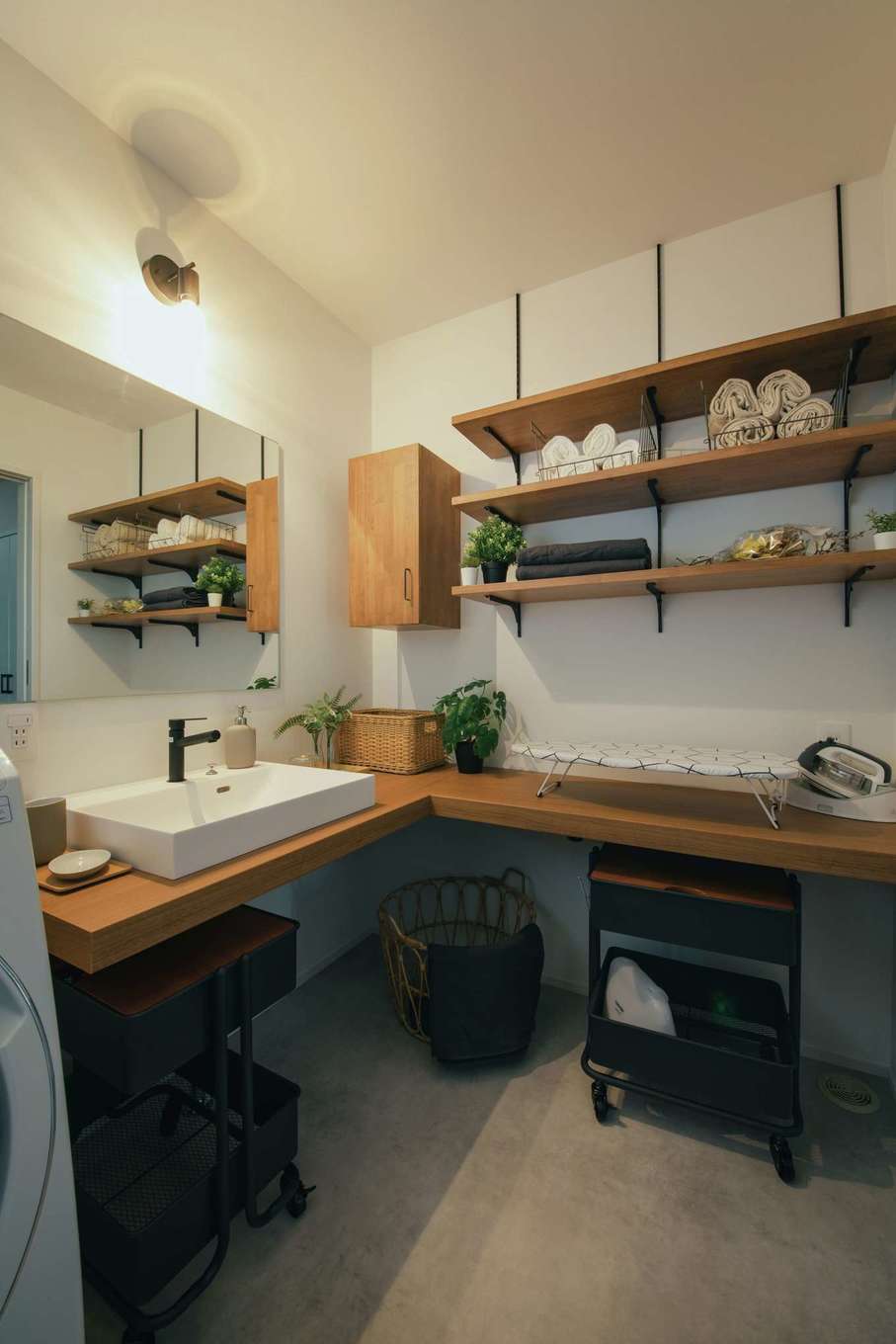 Yamaguchi Design 【磐田市見付1853‐20・モデルハウス】造作の洗面は、家事カウンターとつなげてL字型に。ラックの収納もたっぷり