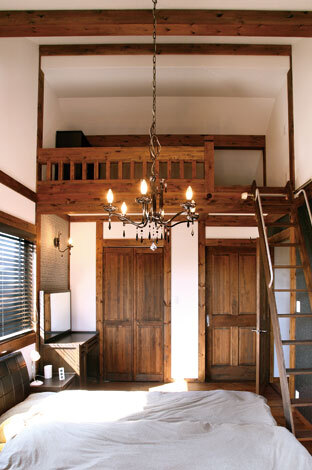 大容量のロフトを設けたベッドルーム。高い天井と真壁の効果で空間に広がりを感じる