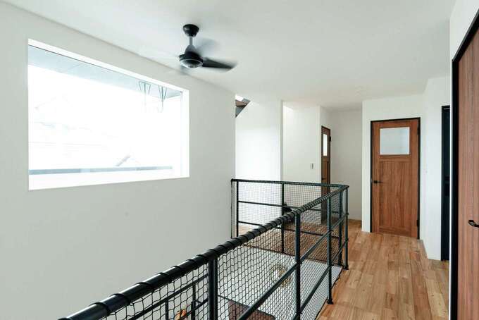 吹き抜けの明るさを階下にも届ける2階のホール