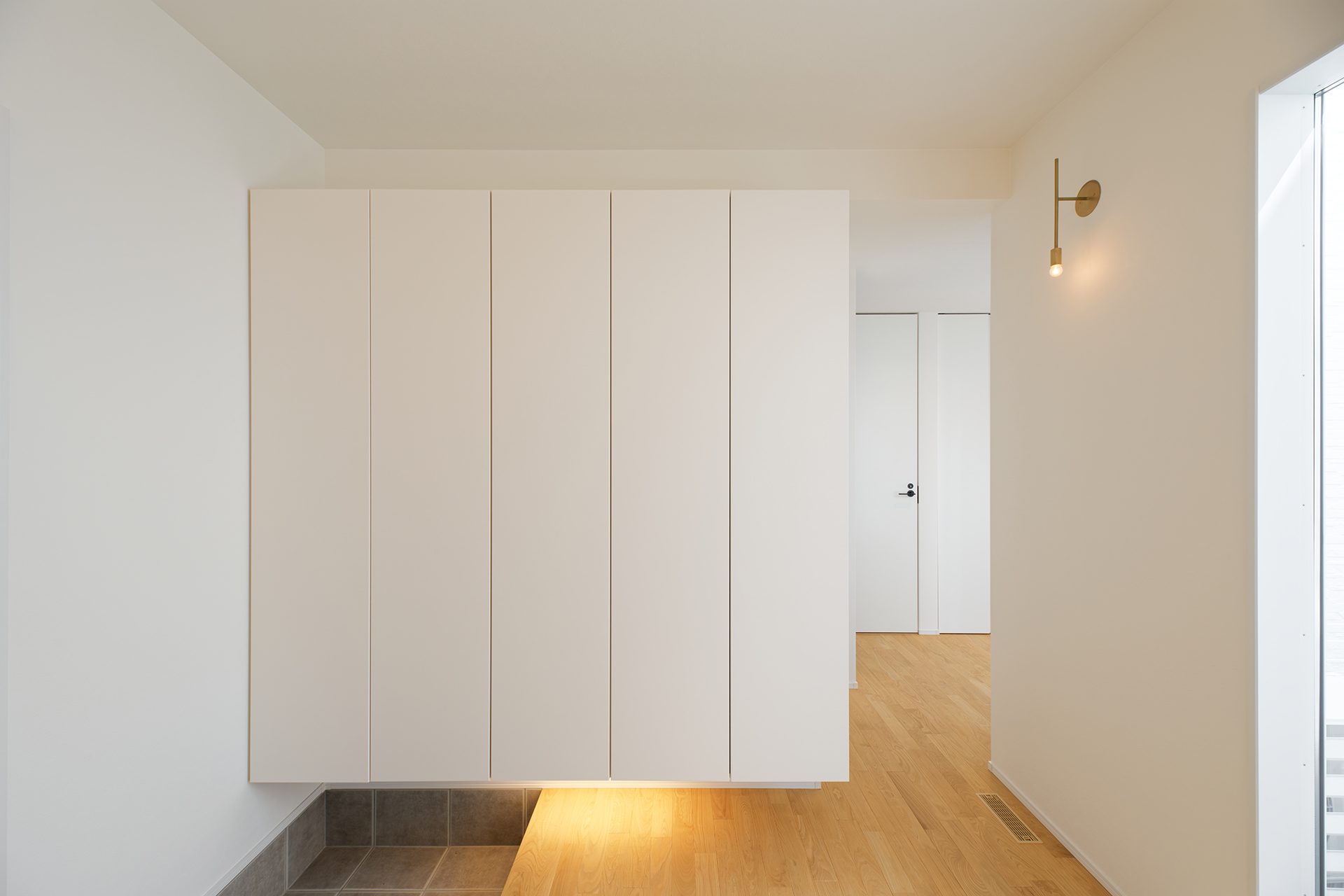 アサヒグローバルホーム｜玄関収納は、収納力がちゃんとありながらも、できるだけ軽やかな印象になるよう扉の取っ手や脚がないタイプを指定。