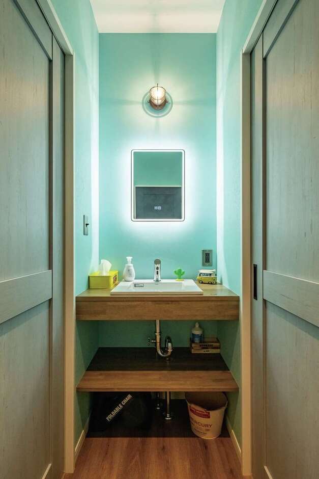 入浴中も使えるよう、脱衣室と洗面は別に。洗面台も造作