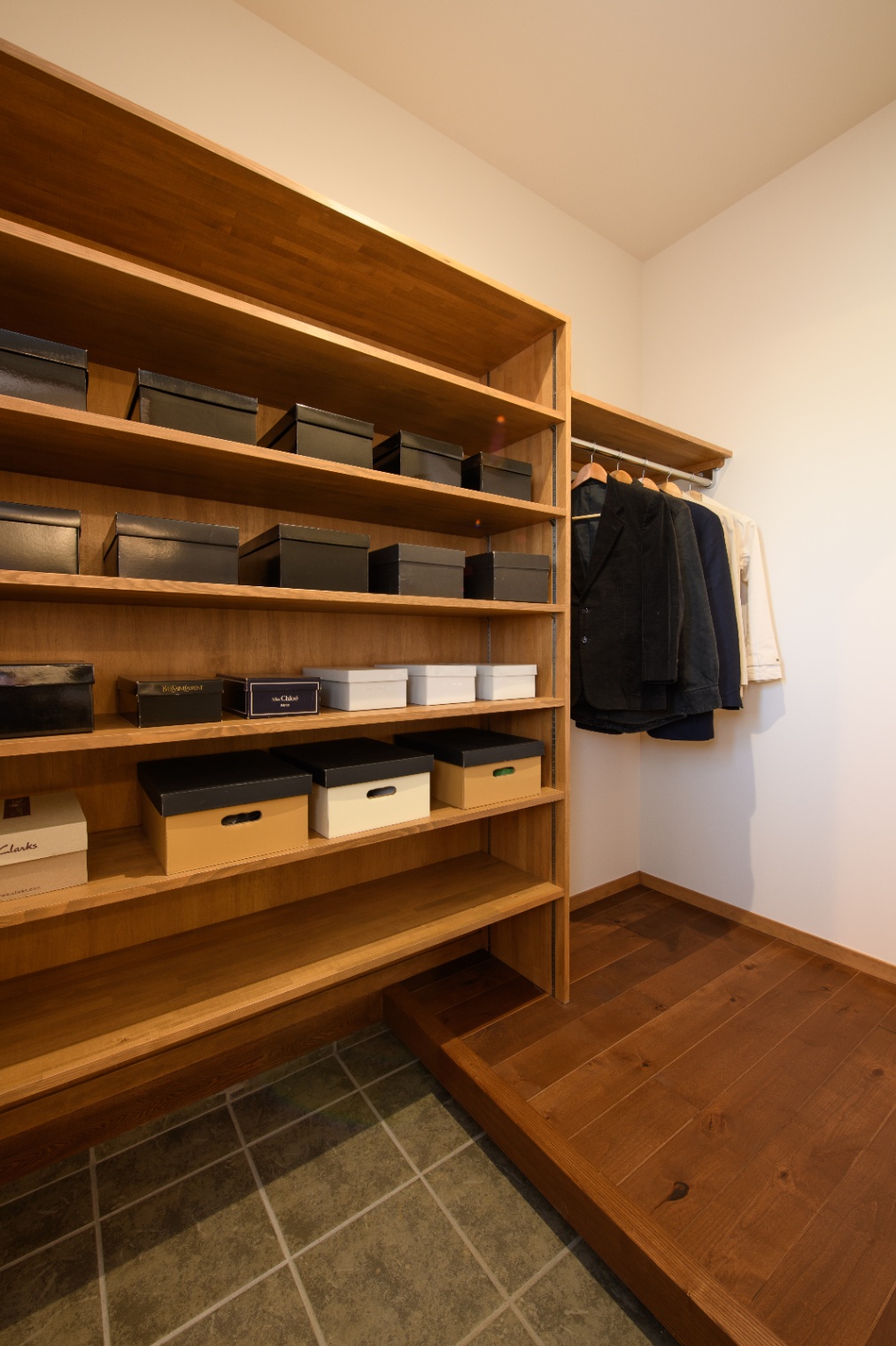 Sus∞Eco Home（サスエコホーム）｜広々としたシューズクローク。木製の棚には多数の箱が整然と並び、衣服をかけるスペースも用意されている。収納力が豊富で整理整頓も簡単。