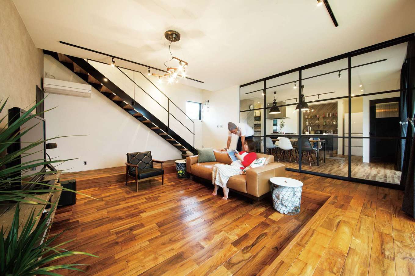 SEVEN HOUSE/セブンハウス【デザイン住宅、輸入住宅、インテリア】リビングスペースには、チークの無垢材とダウンフロアを採用。天井が高くなり数字以上に広く見え、ベンチ代わりに使っても快適だ