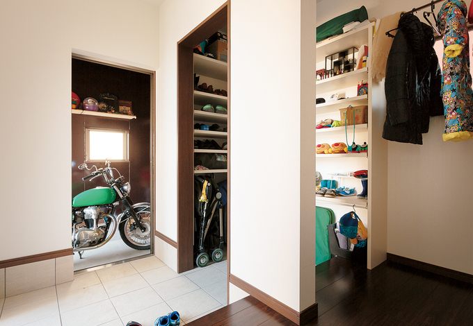 シューズインクローゼットもお気に入りのポイントの一つ。家族の靴もベビーカーもスッキリと収まる
