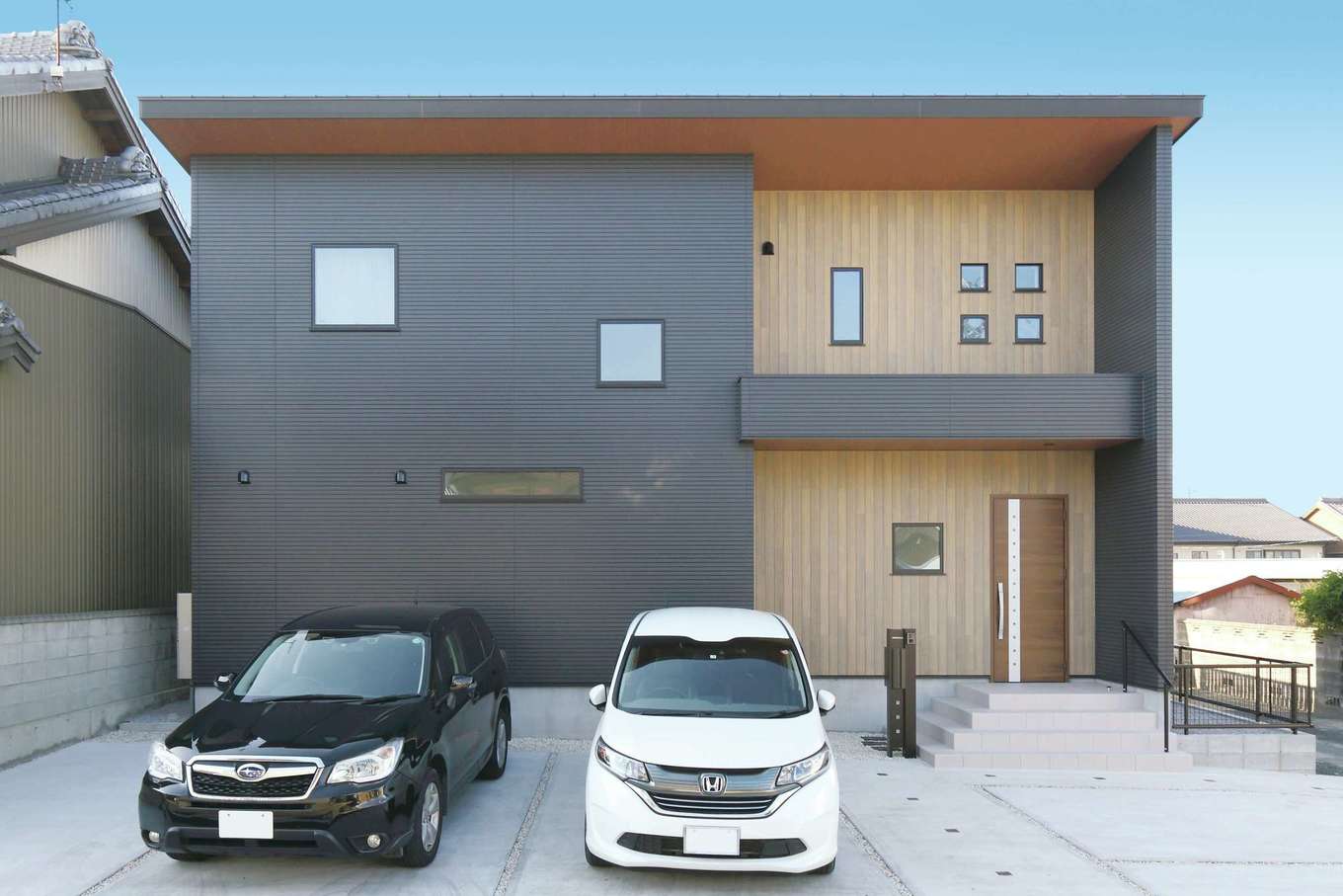 丸昇彦坂建設【デザイン住宅、収納力、間取り】ゆるやかな片流れの屋根が印象的なシンプル＆モダンな外観デザイン。黒と木目調のサイディングが絶妙のバランスで調和し、クールな中にも温かみを感じさせる

