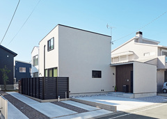 道路側の窓は少なく、南側の窓は多く設置