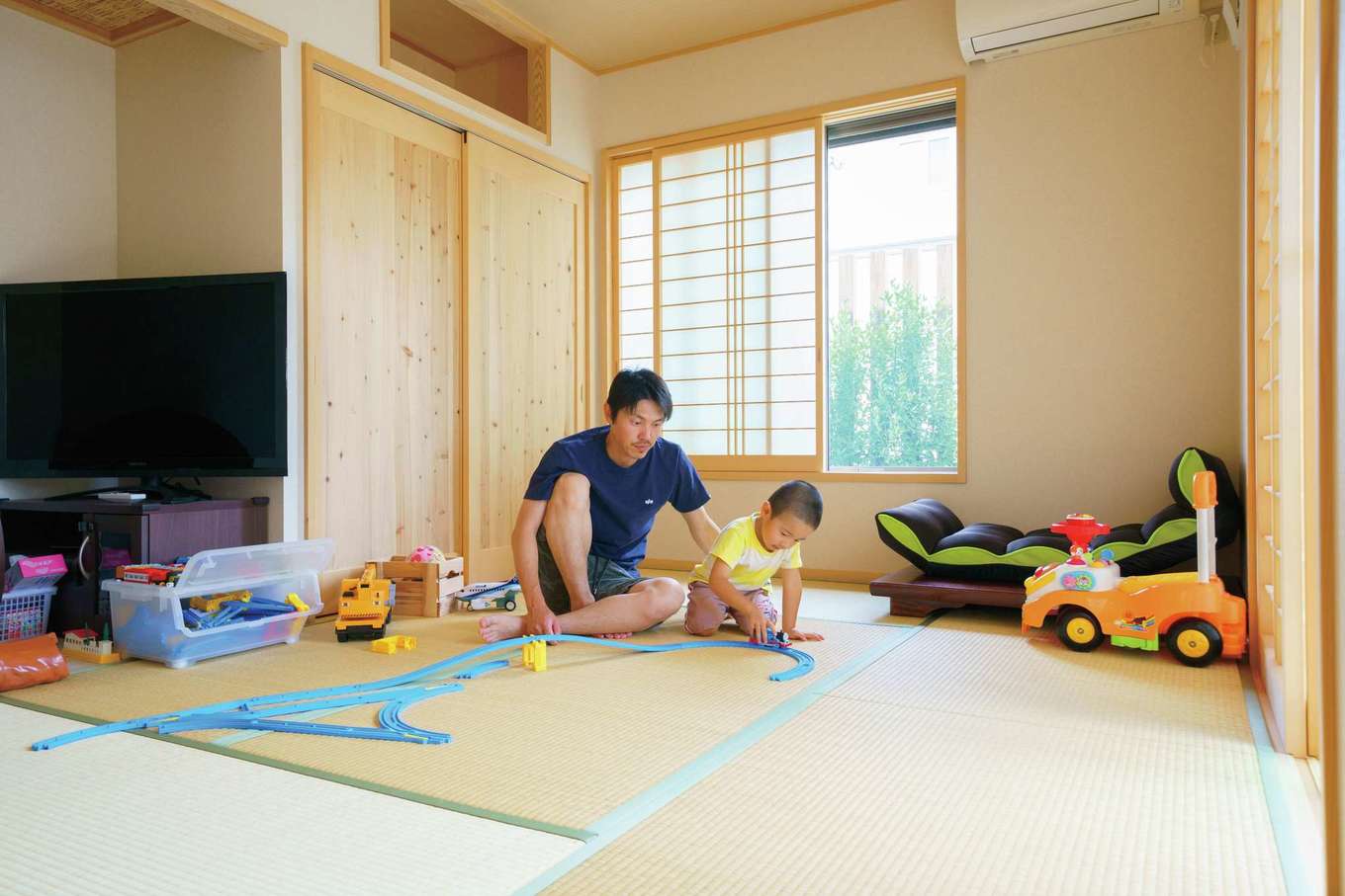 アクトホーム【自然素材、省エネ、間取り】和室は客間としての使い勝手を考慮し、玄関とLDKからの2つの動線を用意