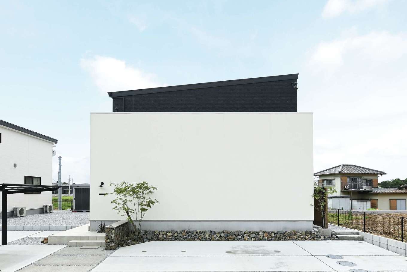 Yamaguchi Design 【デザイン住宅、省エネ、間取り】左官仕上げの塗り壁やレッドシダー張りを外壁の一部に用い、上質で洗練された外観を演出