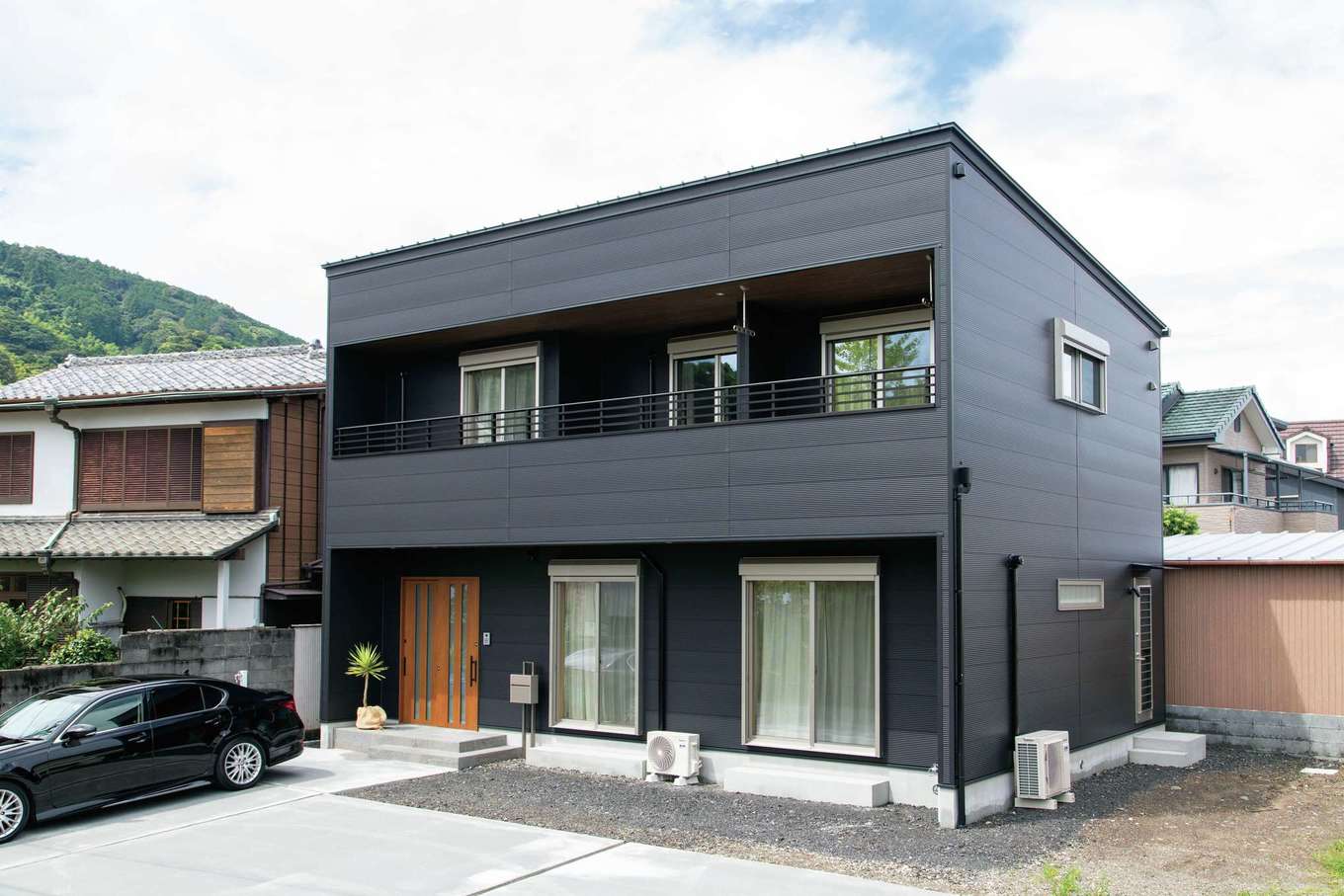 櫻 工務店【デザイン住宅、和風、自然素材】キューブ型のフォルムを黒の金属サイディングで仕上げたクールな外観