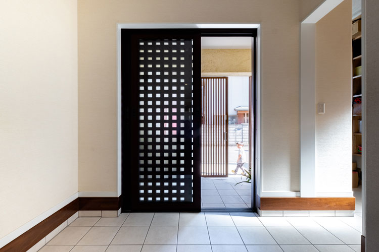 ナカゴミ建設【収納力、間取り、趣味】プライバシーと防犯を確保するために、Wエントランスを採用。2か所の引き戸を開けるまでに、仕事帰りのご主人はオンからオフに気持ちが切り替わる