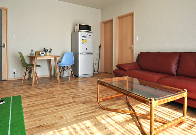 2階のセカンドリビングはプライベートを確保し、趣味のための部屋として活用できる。表情の変化に富んだカエデのフローリングを使用