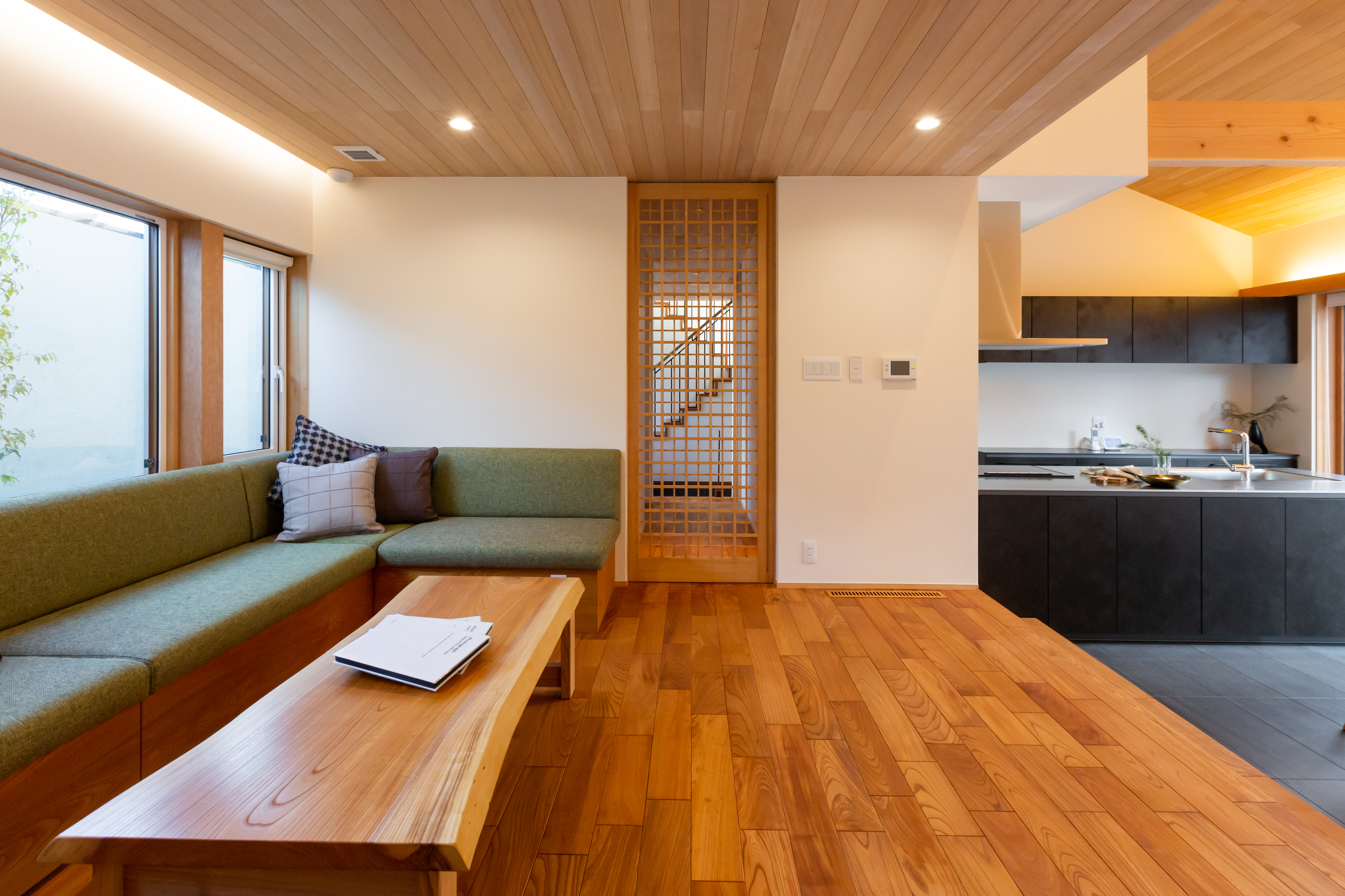 ダイニングキッチンから2段スキップアップしたリビング。視点を変え、空間をゆるやかにゾーニング。