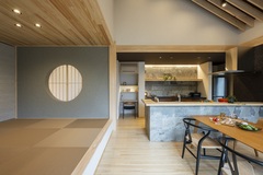 和の要素が取り入れられたLDK。畳スペースとダイニングが一体となり、家族が集まる暖かい雰囲気に溢れている。