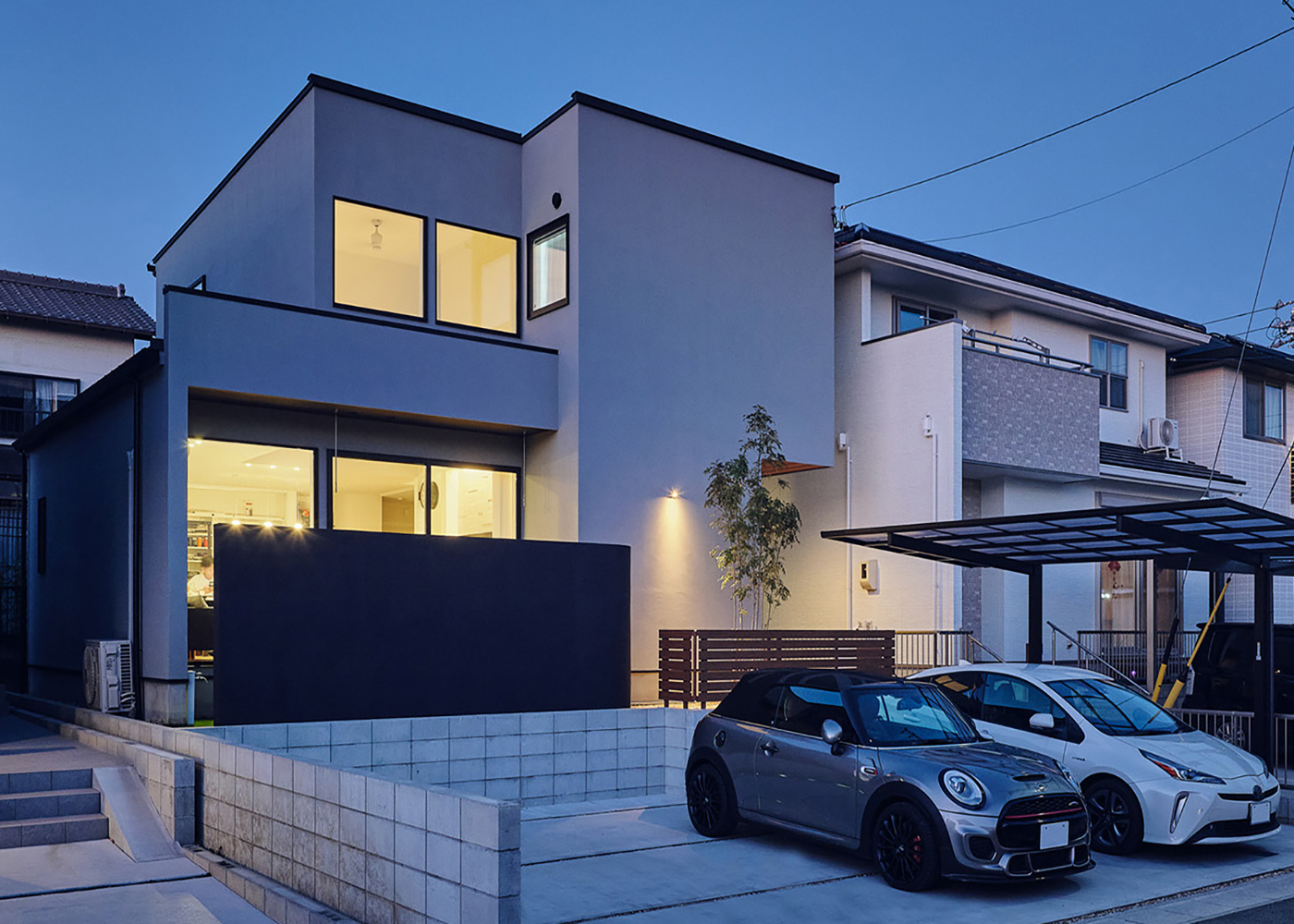 平屋建築ブルーハウス【デザイン住宅、間取り、ペット】敷地を最大限に有効利用し、4台の駐車が可能に