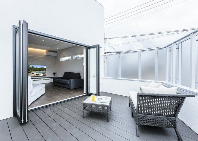 視線を遮る塀に囲まれたバルコニーは、いつも青空を感じられる場所。シャワーも用意され、ここで日焼けを楽しんだり、子どもと遊んだりと自由な過ごし方ができる