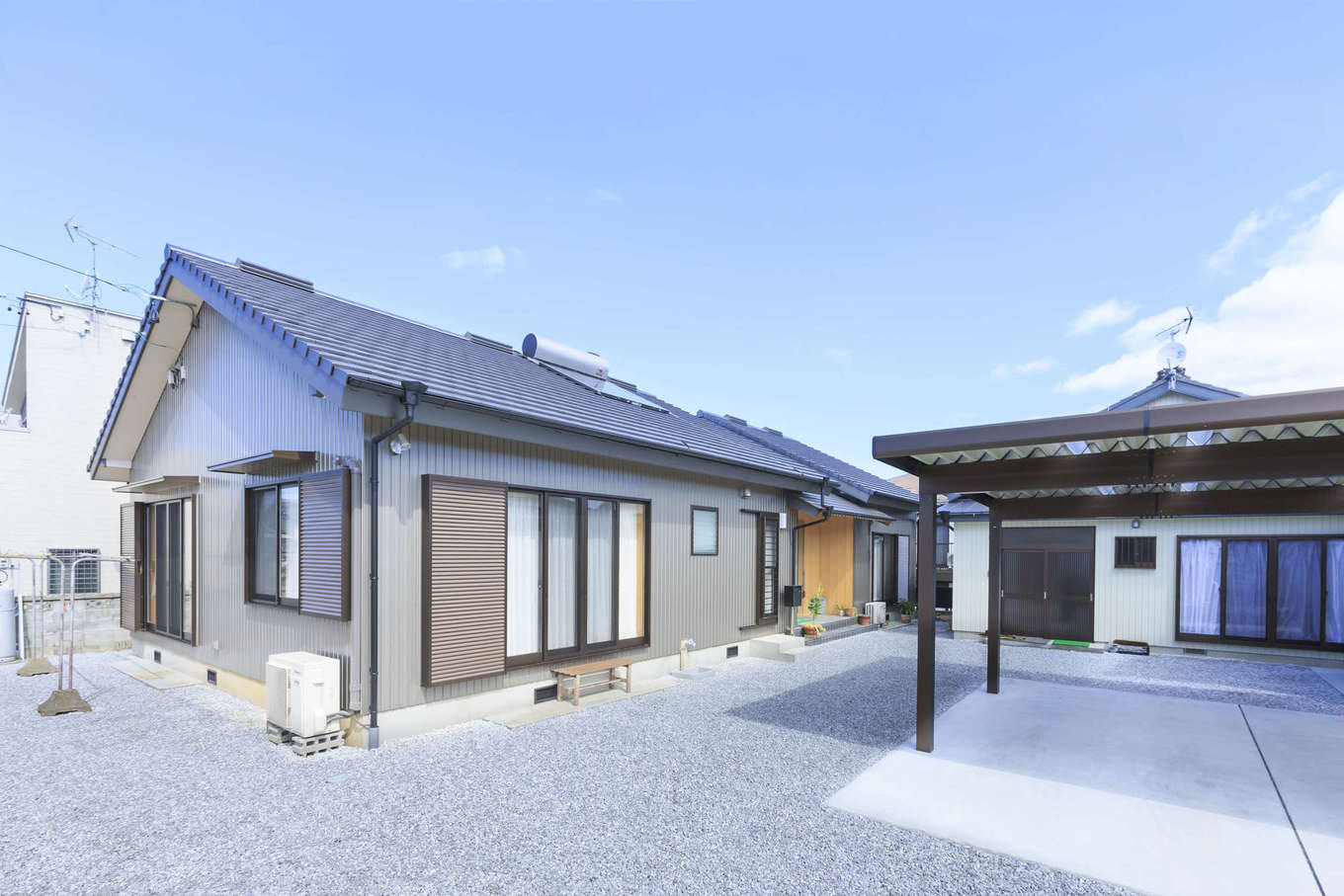 まちの大工さん 鈴木工務店【夫婦で暮らす、間取り、平屋】敷地の形状に合わせて細長く設けた平屋の外観は、オーソドックスで飽きのこないデザイン