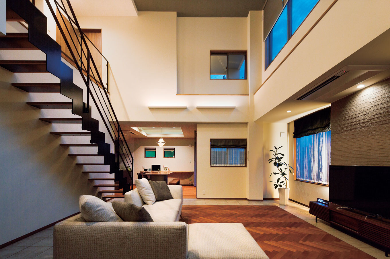 -delphi- デルフィ（藤井建築事務所） 【デザイン住宅、建築家、鉄骨鉄筋コンクリート構造】大開口の空間を実現するため、当初予定していた木造軸組工法から重量鉄骨ラーメン構造へ切り替えて設計した。細部までデザインされ、趣味の良さを感じさせる空間に仕上がっている