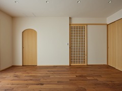 格子型の扉が印象的な離れスペース。この部屋からは広い庭が見えやすい設計となっていて、爽やかな自然と静けさを味わうことができる