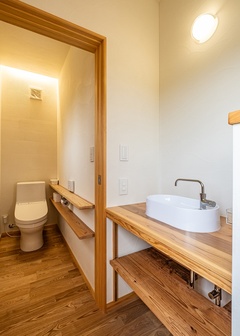 木の温もりが感じられる洗面スペース。シンプルでありながらも、洗練されたデザインが落ち着いた雰囲気を演出する