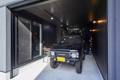 大型SUVが収まるゆとりあるインナーガレージ。防犯性と利便性を兼ね備えた設計で、大切な車を収納。