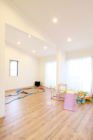 子ども部屋は、家族構成の変化に合わせて将来は仕切ることも可能。勾配天井を活かして、開放感のある空間に