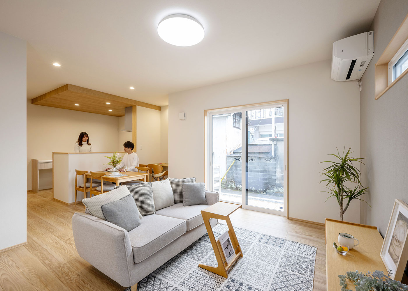 irohaco（アヴァンス）【デザイン住宅、収納力、和風】家族の様子を見守りながら料理ができる場所にキッチンを配置。木目の下がり天井を採用してアクセントをつけた