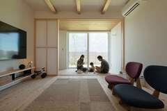 自然な肌触りの無垢材や、卵の殻を再利用したやさしい表情をもつ壁材。天然素材で包まれた空間に、和を感じる広縁がよく似合う