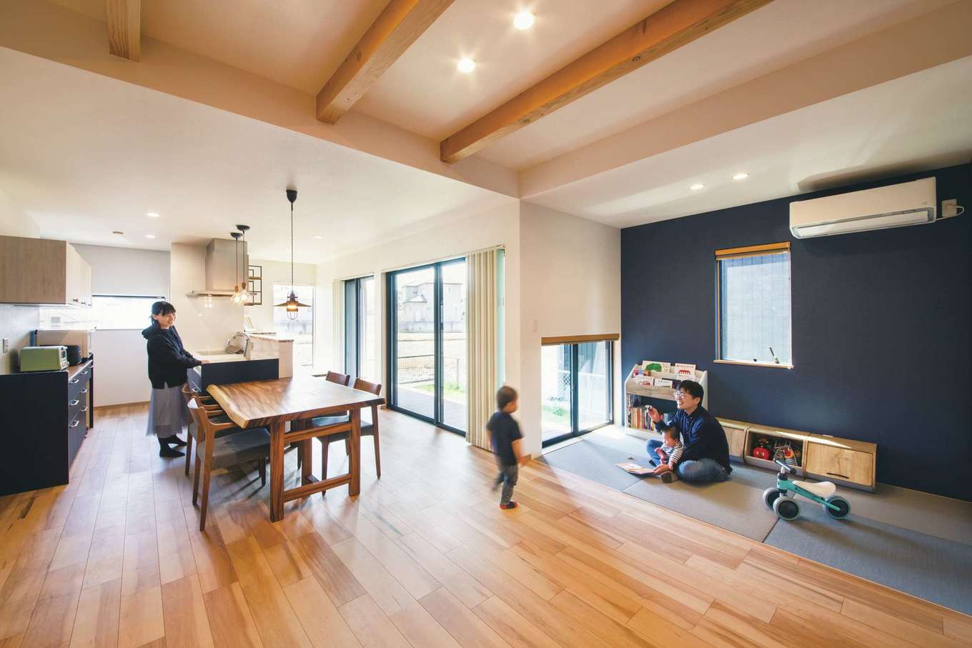 丸洋建設 ハウスオブハウス【子育て、趣味、インテリア】予算を抑えるため、表面だけ無垢のカエデを使った床材に