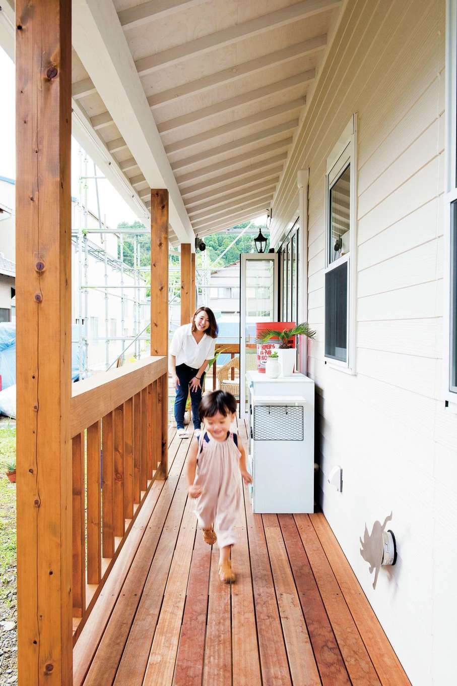 F.Bird HOUSE（袴田工務店）【子育て、間取り、ガレージ】心地いい風が吹き抜ける屋根付きのウッドデッキ。フルオープンのサッシでリビングとつながる